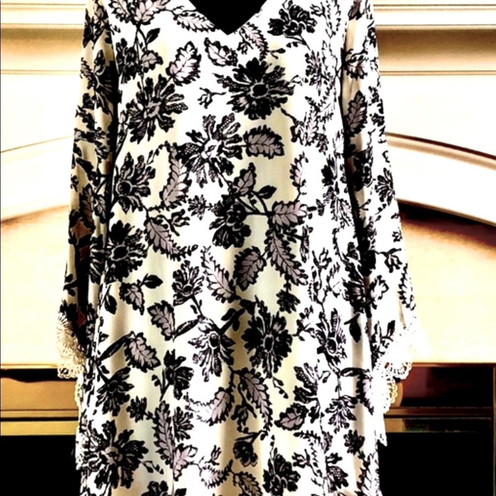 Boho Dress size Small flowy sleeved gorgeous